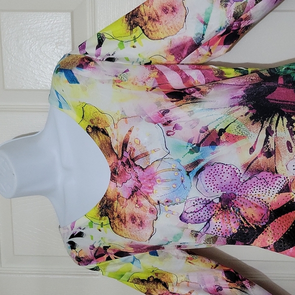 Beautiful design top #102 - Picture 2 of 14